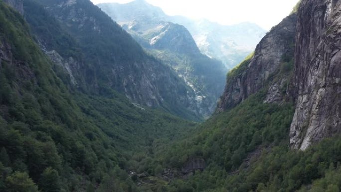 瑞士阿斯科纳-洛迦诺地区的Foroglio瀑布和村庄