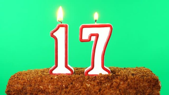 17号点燃蜡烛的蛋糕。色度键。绿屏。隔离