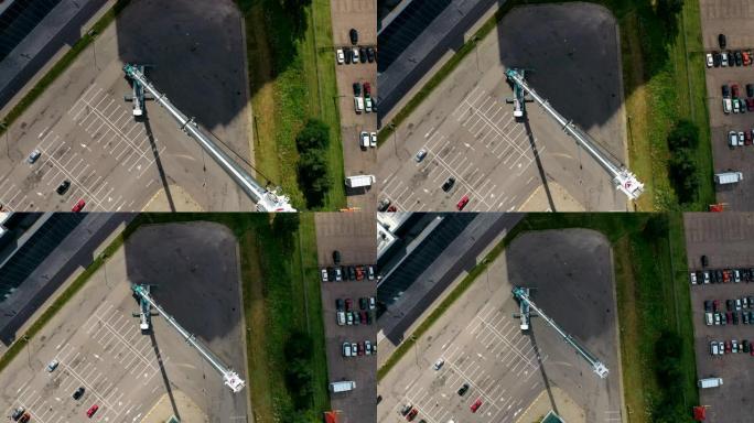 最高和最大的移动式汽车起重机，带有扩展的动臂。跟随移动式起重机吊臂的全长，从空中俯视图。