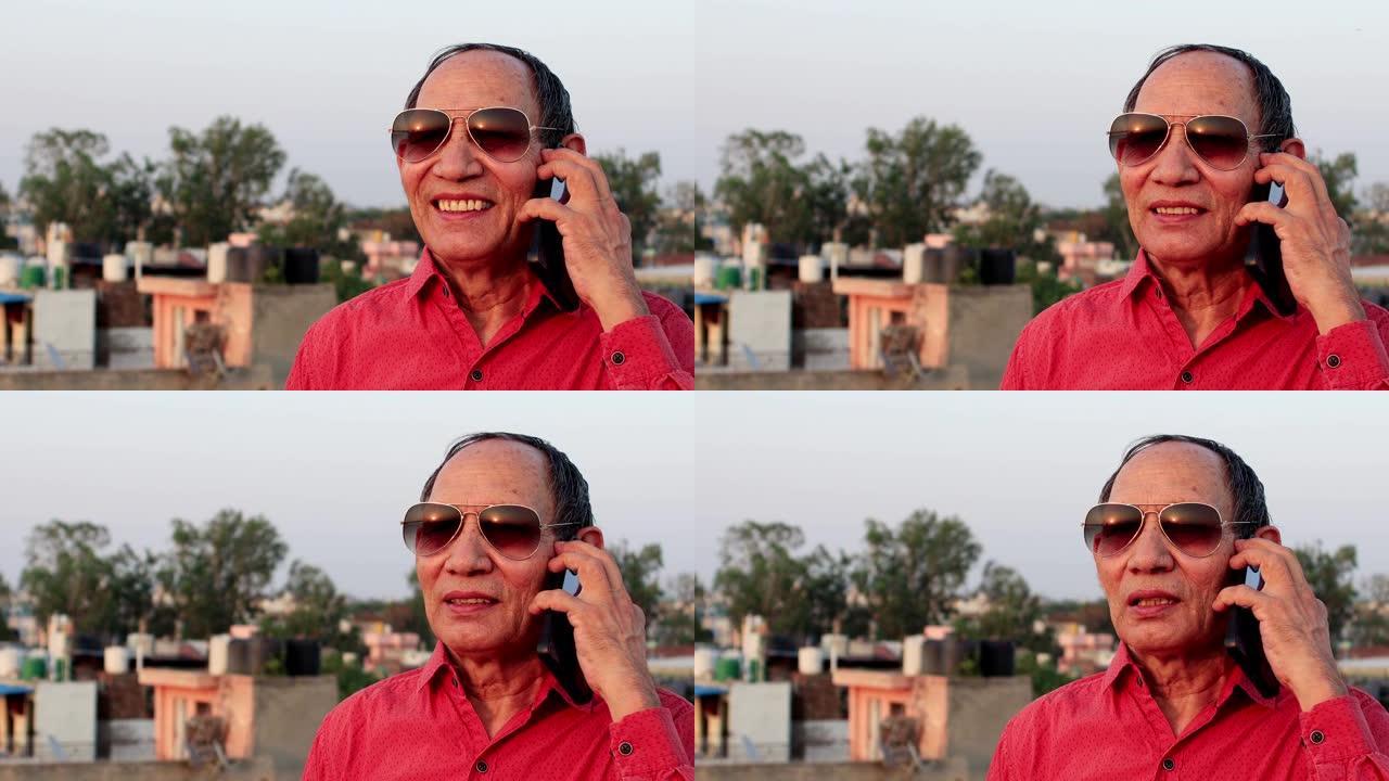 印度高级男子在手机上聊天