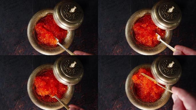 红色鱼子酱用抹刀搅拌。