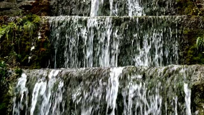 美丽的公园里有强烈水流的小瀑布。