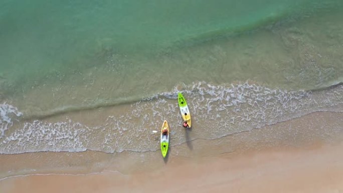 泰国海用绿宝石蓝水划独木舟的空中俯视图