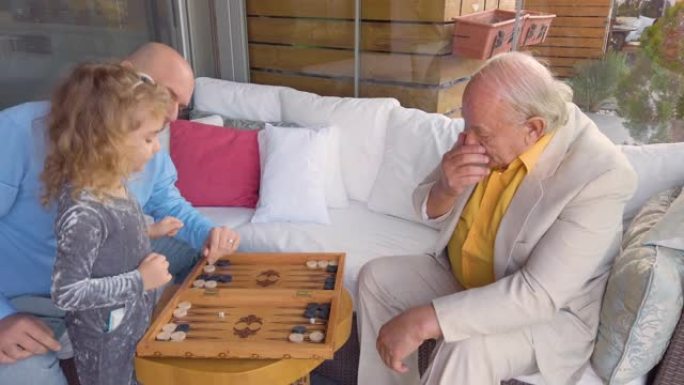 三代在家玩双陆棋休闲悠闲视频素材