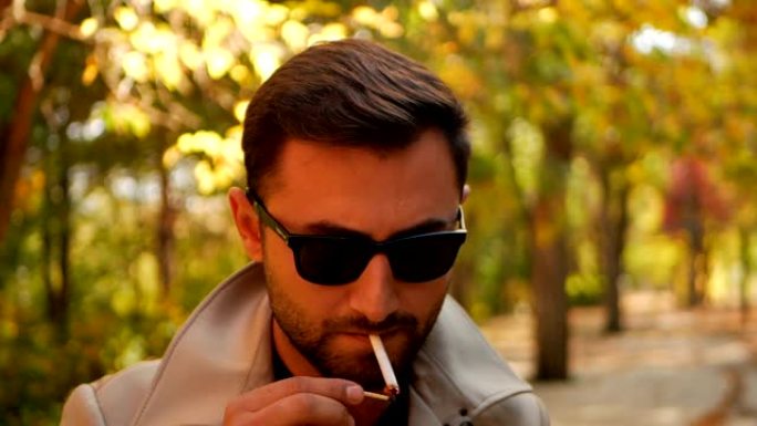 男人抽烟外国男子点烟