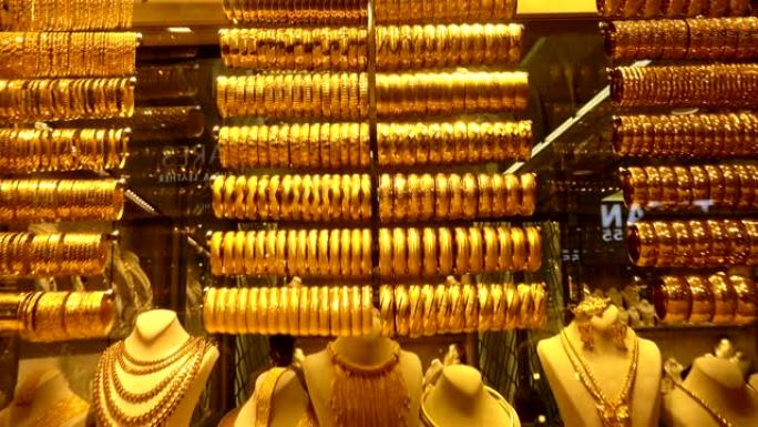 支架上的金项链、耳环和手镯的4k视图