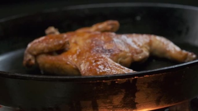 整个烤鸡在平底锅里用油油炸