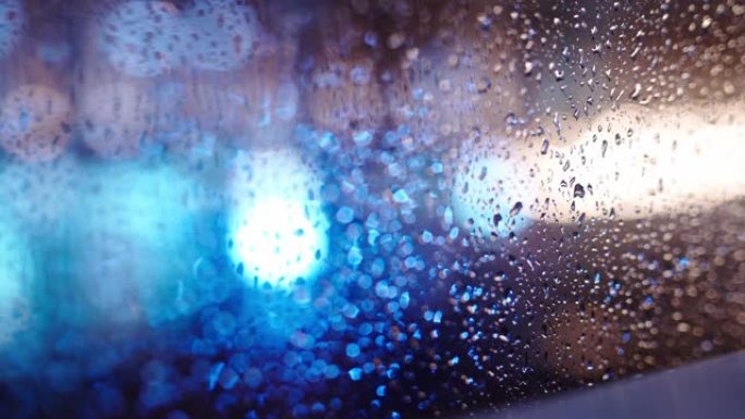 窗户玻璃上的蓝色雨滴