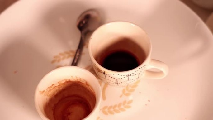 白色盘子上装饰小咖啡杯中的黑色浓缩咖啡