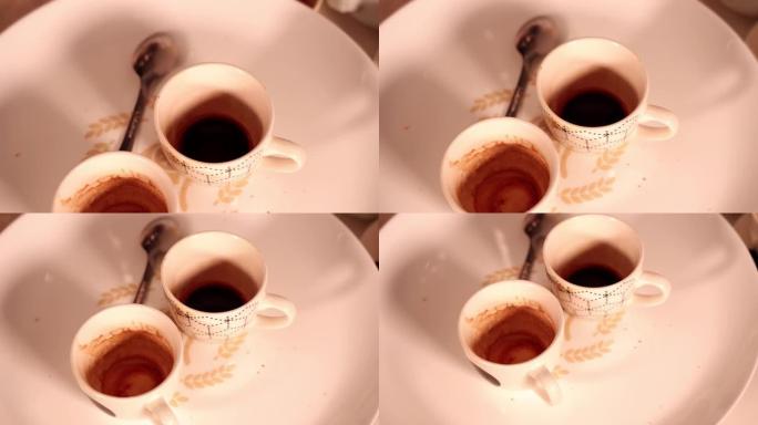 白色盘子上装饰小咖啡杯中的黑色浓缩咖啡