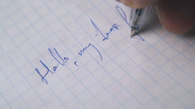 男子用方格纸上的蓝笔给朋友写信