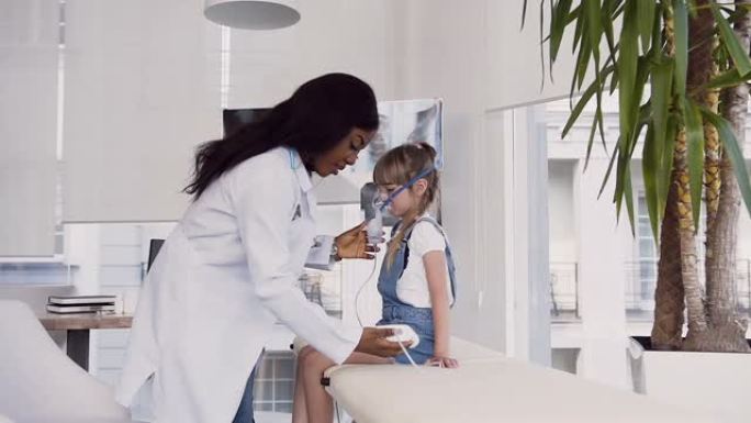 儿科医生在医院使用吸入面罩治疗小女孩的喉咙疾病