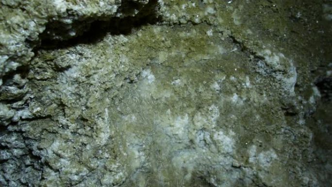 地下洞穴内部视图、岩层和钟乳石