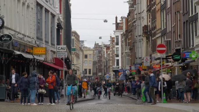雨天阿姆斯特丹市中心交通拥挤街道慢动作全景4k荷兰