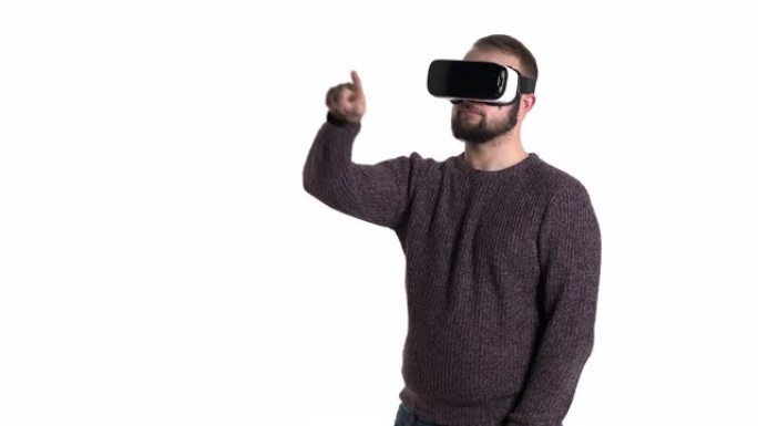 男人戴着现代VR眼镜在空中画假想的圆圈。酷高科技设备使用概念
