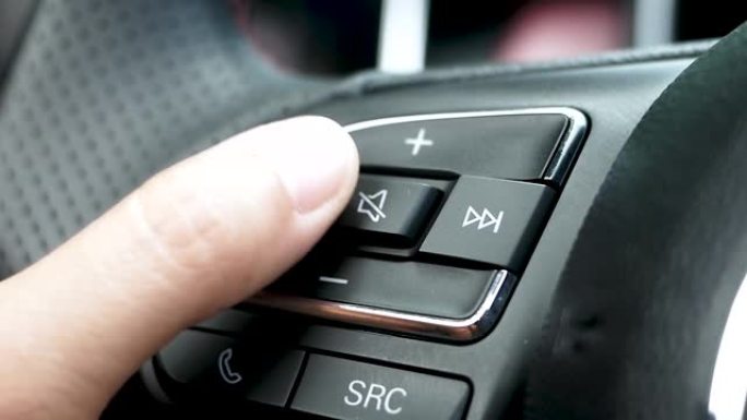 当驾驶时，关闭手指按按钮静音或取消方向盘上的静音。