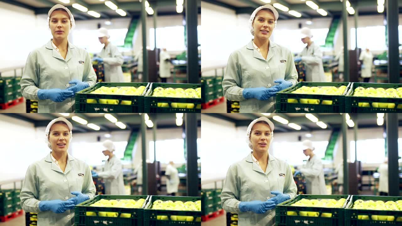 在苹果工厂分拣时穿着制服的女人