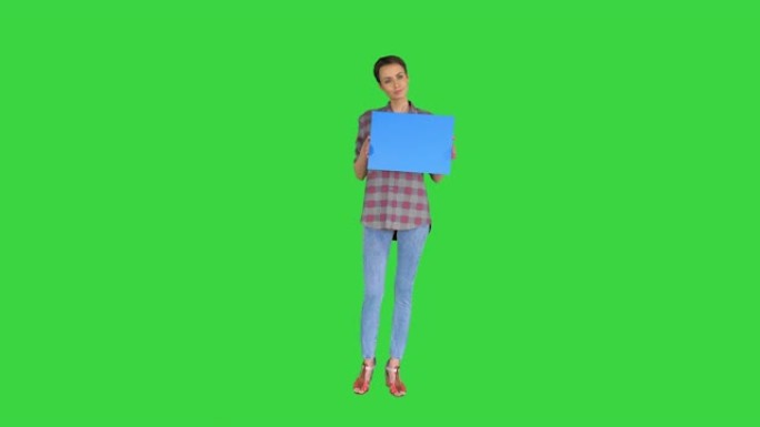 绿色屏幕上的蓝色空白板模拟短发休闲女性，色度键