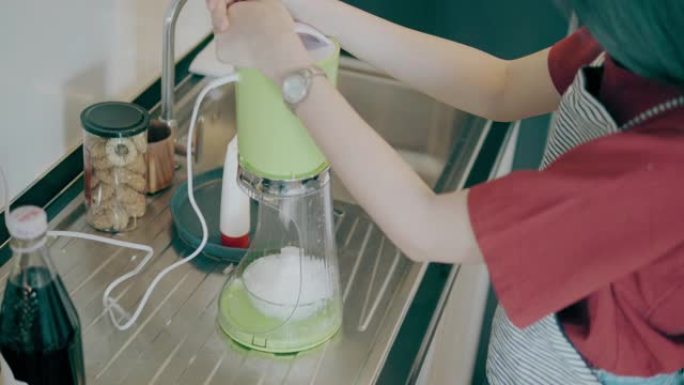 可爱的女人在用刨冰机做饮料-股票视频