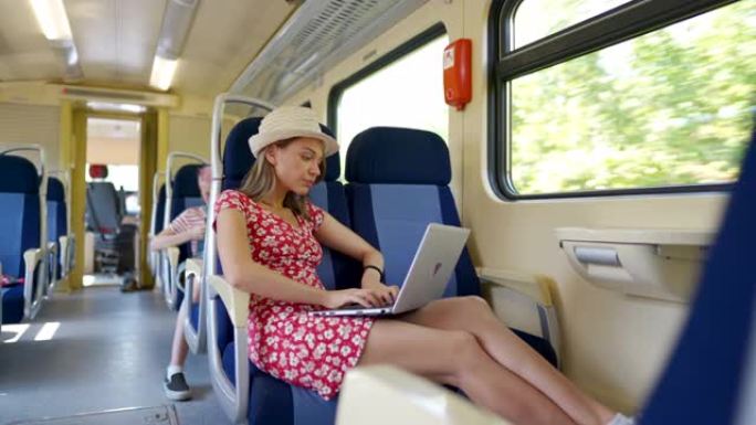 她旅行并在火车上使用笔记本电脑