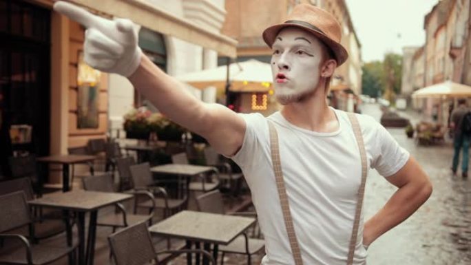 年轻的哑剧演员大胆自大，招手在咖啡馆附近的街上打架。