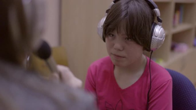 戴耳机练习演讲的残疾女孩