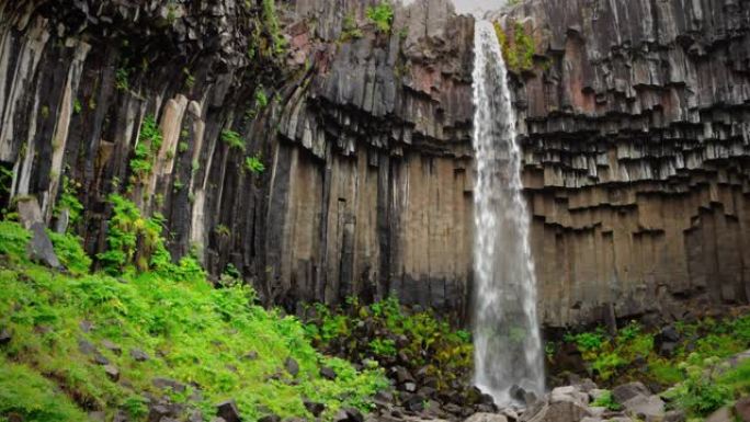 Svartioss瀑布从冰岛玄武岩岩石上坠落
