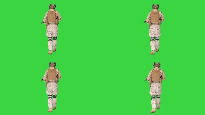 身着战斗制服的美国陆军游骑兵在绿屏上行走，彩色钥匙