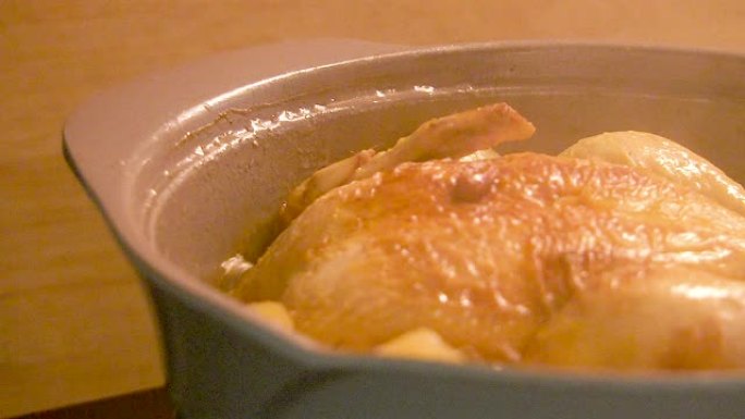 整只鸡在锅中慢动作煮多汁的肉汁