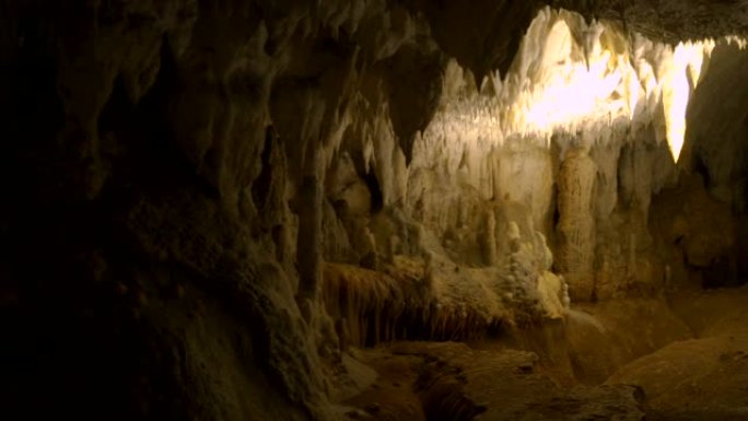 地下。地下洞穴中钟乳石和石笋的美丽景色-Rajko's cave Serbia