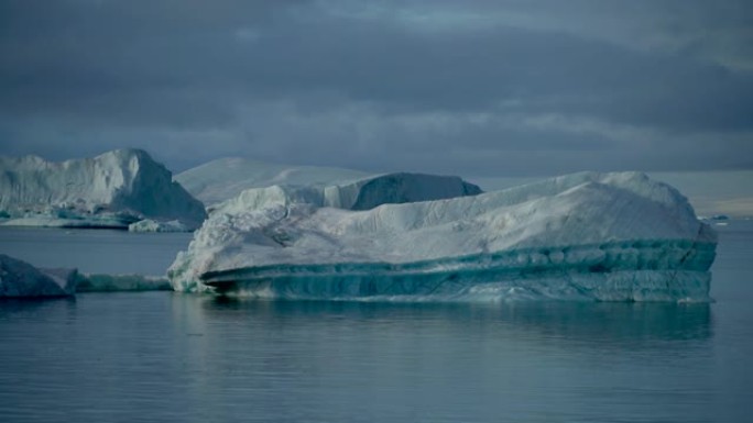 在俄罗斯北极的冰山和冰川之间移动