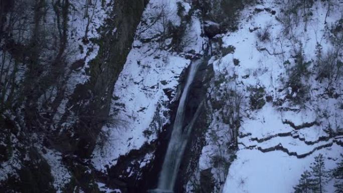 雪山的流动瀑布无人机鸟瞰航拍