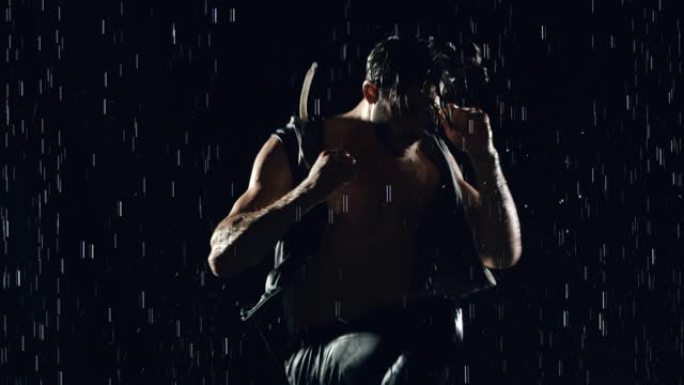 运动男子在雨中锻炼