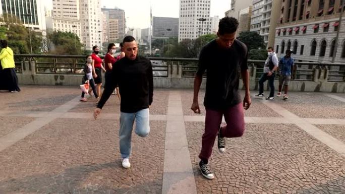 巴西圣保罗-2020年9月18日-城市舞者在市区人行道上跳舞