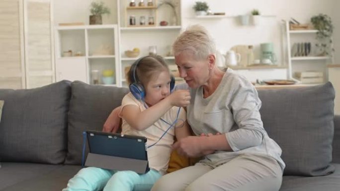 奶奶和她的孙女一起使用平板电脑