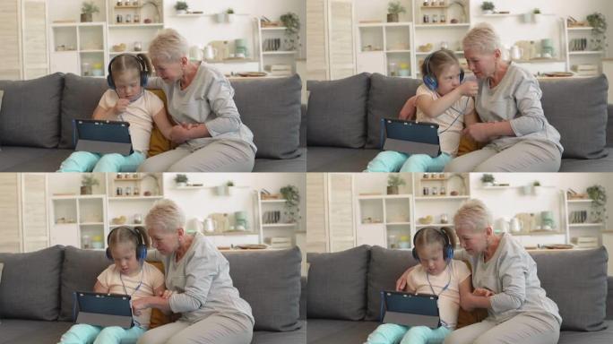 奶奶和她的孙女一起使用平板电脑