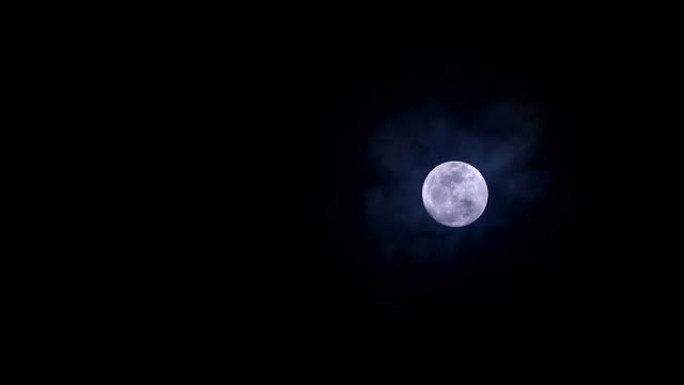 漫漫长夜的月亮和月光在夜空和云层上3