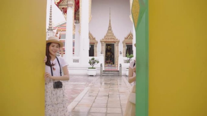 两人打开了该国景点的大门，并邀请游客到泰国。
