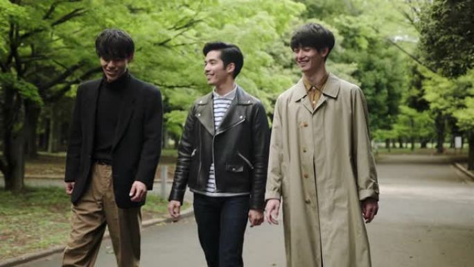 三名日本年轻人在东京的公园里散步