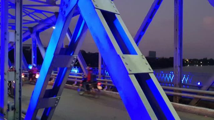 董里天桥 (Trang Tien Bridge) 在越南夜间的夜晚