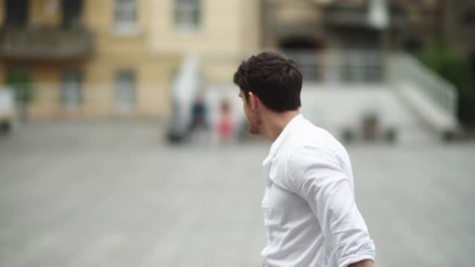 特写镜头男子在街上穿着白衬衫跳舞。好消息后跳舞的家伙