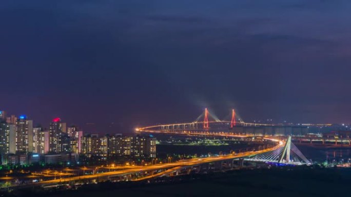 时间lapse4k。韩国仁川市nigth仁桥的交通视图。