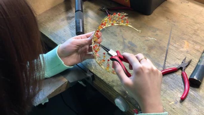 亚洲中国女学生在大学工作台上制作手工珠宝的特写