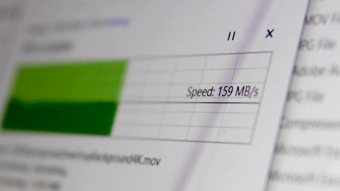 在高网速的服务器云上复制一个文件夹。传输进度条的特写显示Mbs中的速度