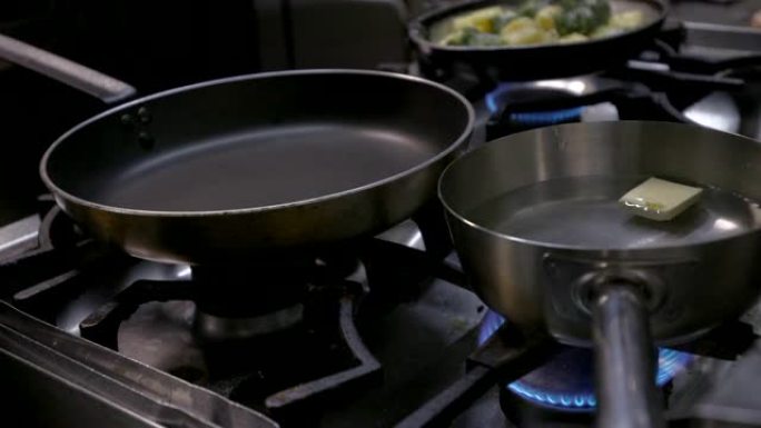 将一片黄油和豆瓣菜放入火炉上的水中
