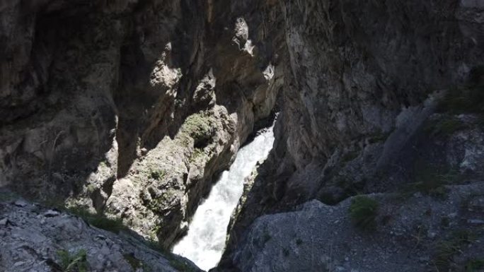 夏季山区河流在岩石之间流动。晴天穿过峡谷的快速水路