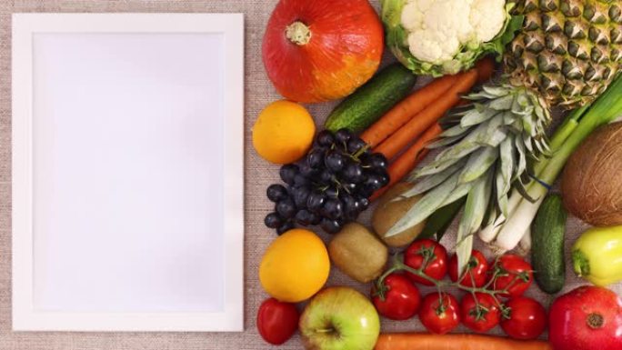 新鲜水果和蔬菜旁边的文本和食谱框架。停止运动