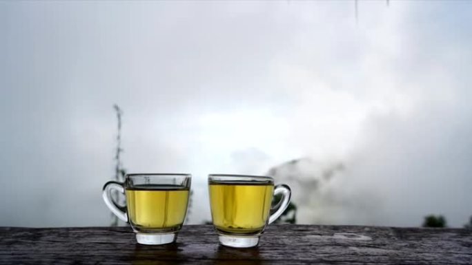 雾蒙蒙的背景下的茶杯