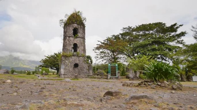 Cagsawa教堂的废墟，显示马永山在背景中爆发。Cagsawa Albay菲律宾