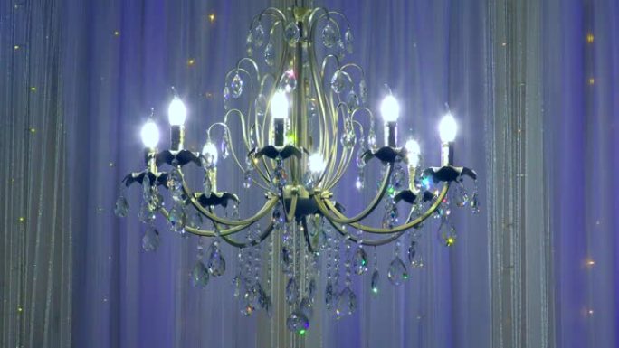 豪华大型水晶吊灯悬挂在宫殿里。